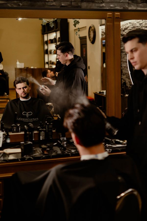 Ο PAPAIOANNOU κατά τη διάρκεια επαγγελματικού styling