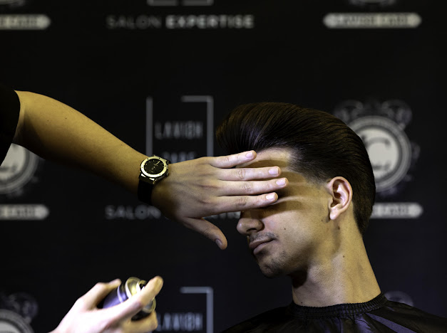 Επίδειξη styling σε μοντέλο κατά τη διάρκεια σεμιναρίου